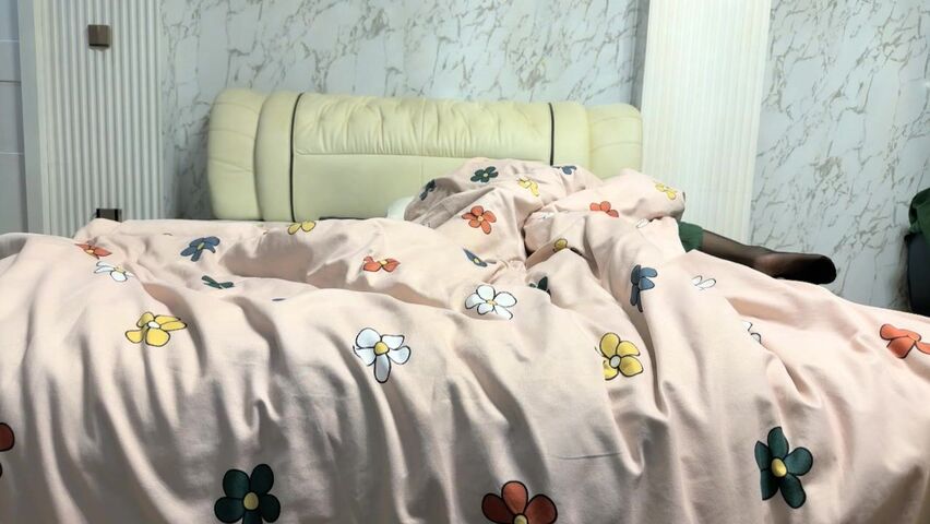 【瘦猴先生探花】御姐范良家眼镜妹，刚搞完有想要，按着脑袋大屌插嘴，张开黑丝美腿爆操