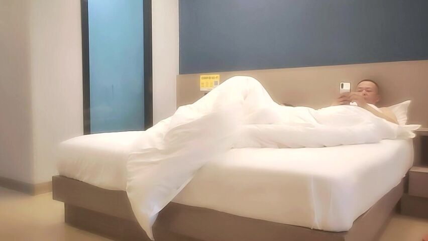 【良家故事】偷拍 中年良家妇女收割机~职业生涯最年轻的了，来酒店主要目的就是干炮 (4)