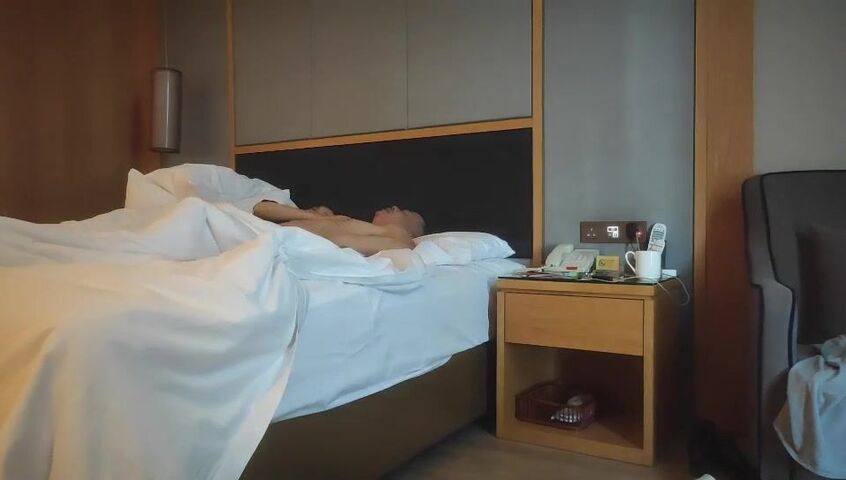 【良家故事】偷拍.网交新认识中年妇女，女的有打开心防慢慢能接受男主，第一次出轨2