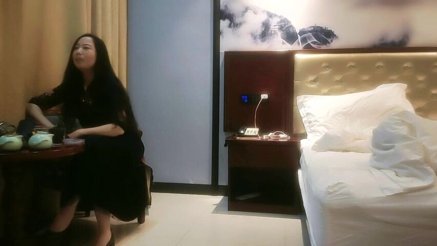 【良家故事】偷拍 网恋 中年良家妇女收割机，人妻出轨，有聊天记录，酒店脱光享受偷情 (4)