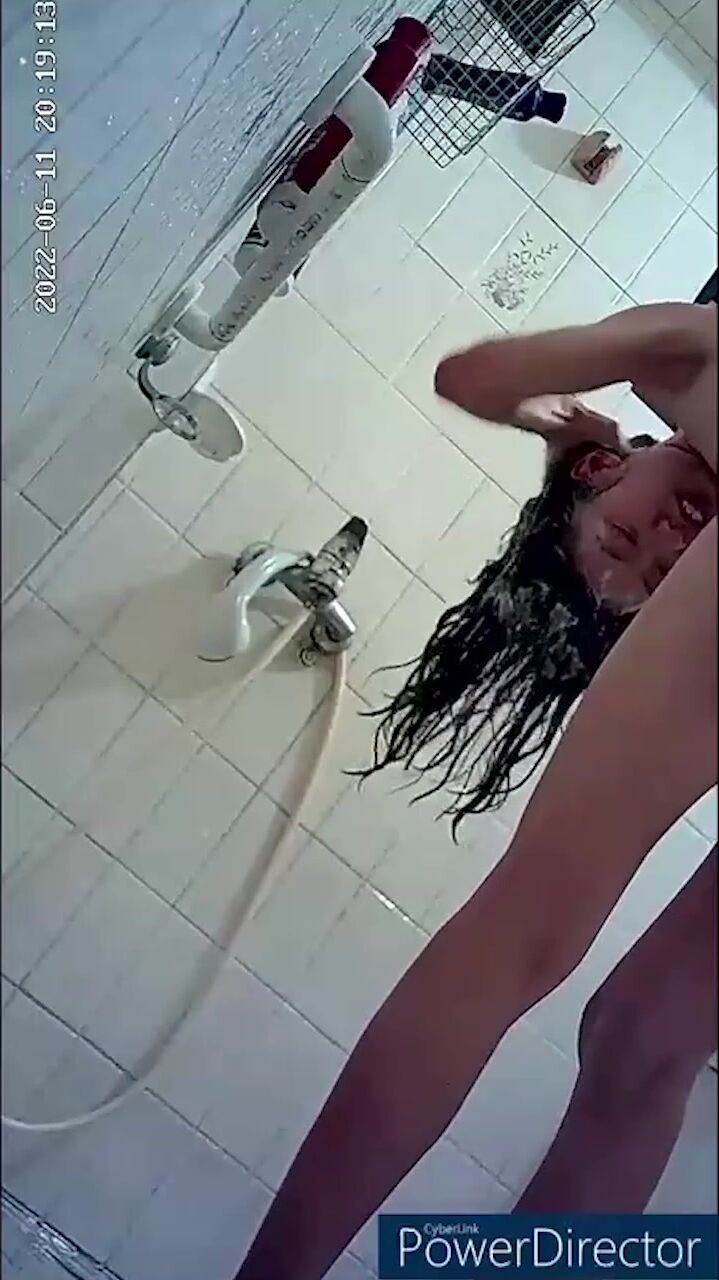 TWTP 同班的平胸清纯女神洗澡被偷拍两只娇乳犹如两个荷包蛋扣在胸前