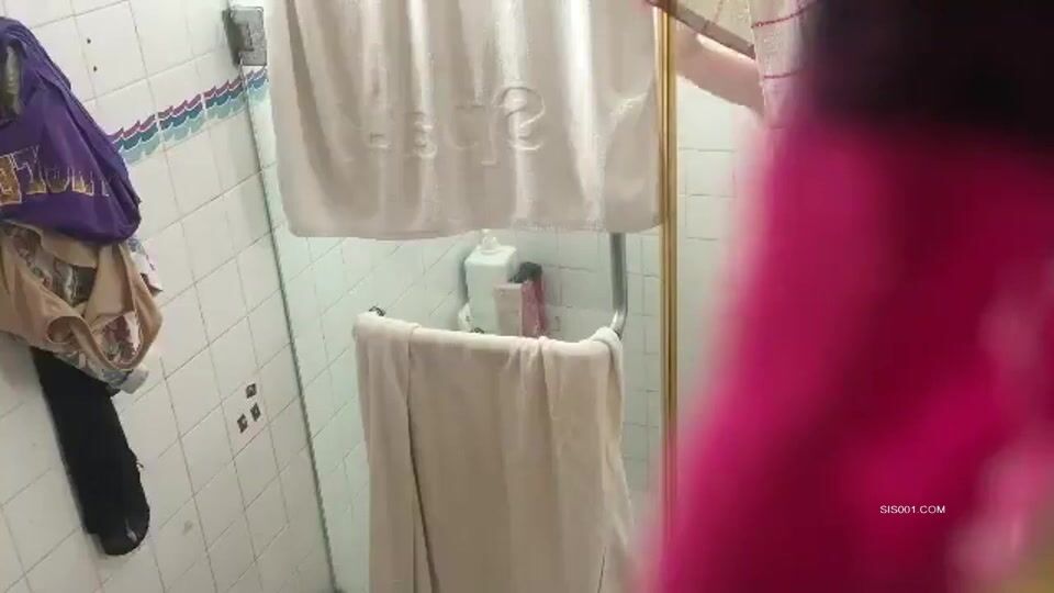 偷窥眼镜小表妹洗香香