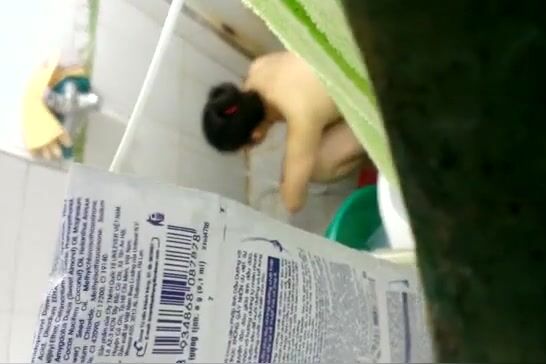 出租屋二房东通风管道透气孔偷拍气质眼镜女租客洗澡蹲着用花沙洗逼逼