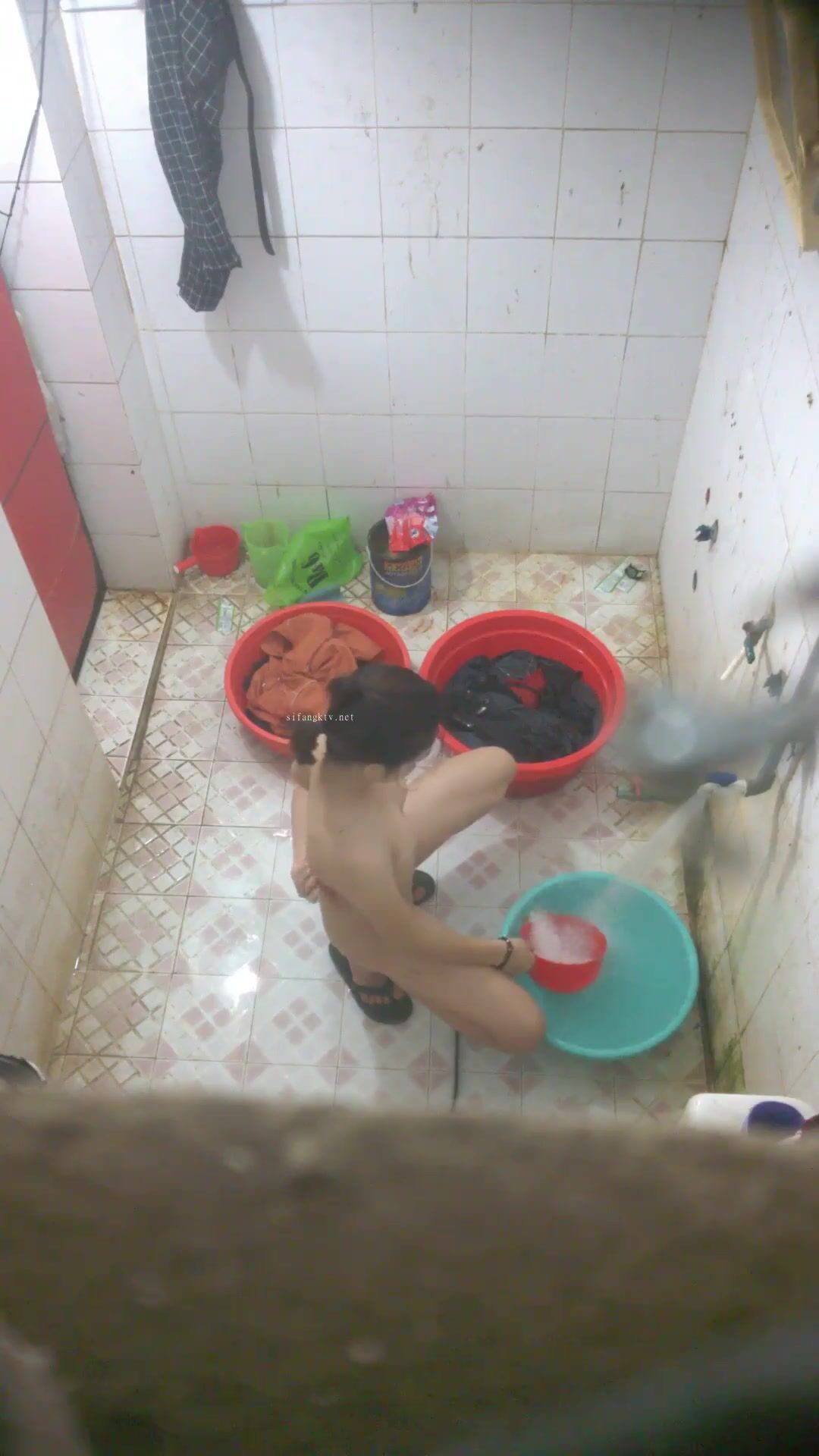 偷拍牛人晚上爬浴室墙头偷拍隔壁两家邻居年轻打工妹洗澡惊险刺激