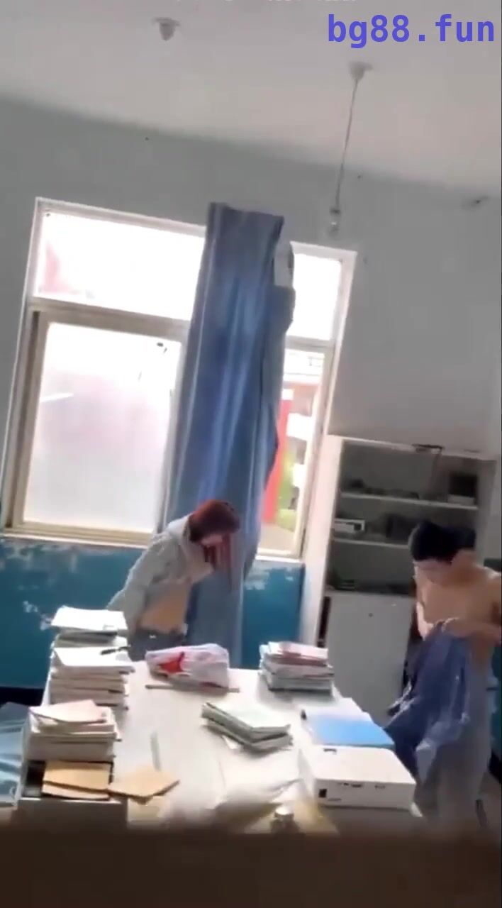 云南昆明某高校吃瓜教室 学生搞飞机？