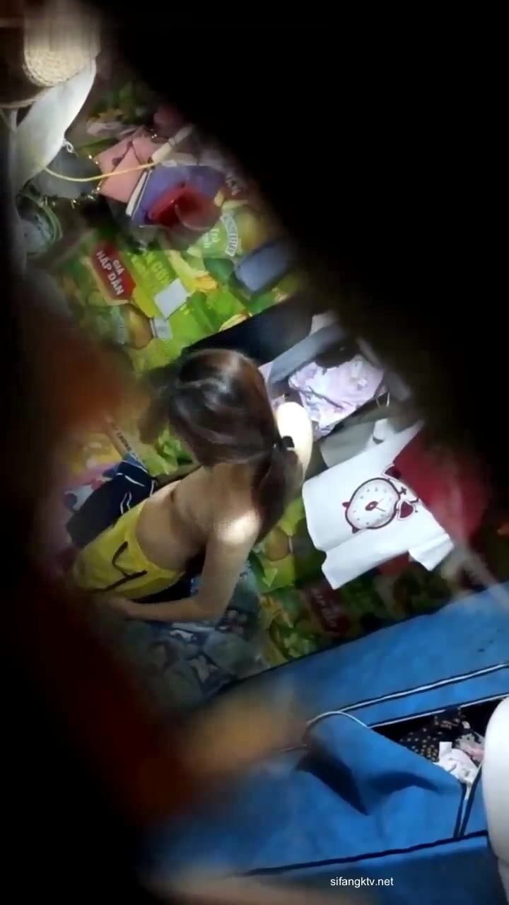 偷拍牛人门缝窗外偷拍刺激偷拍多位隔壁 情侣做爱换衣服合集 (1)