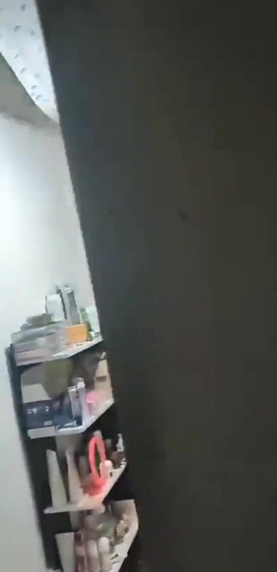偷窥隔壁小情侣啪啪 漂亮美眉趴在地上被眼镜男友后入输出 听对话貌似在爆菊花 是熟人特别紧张