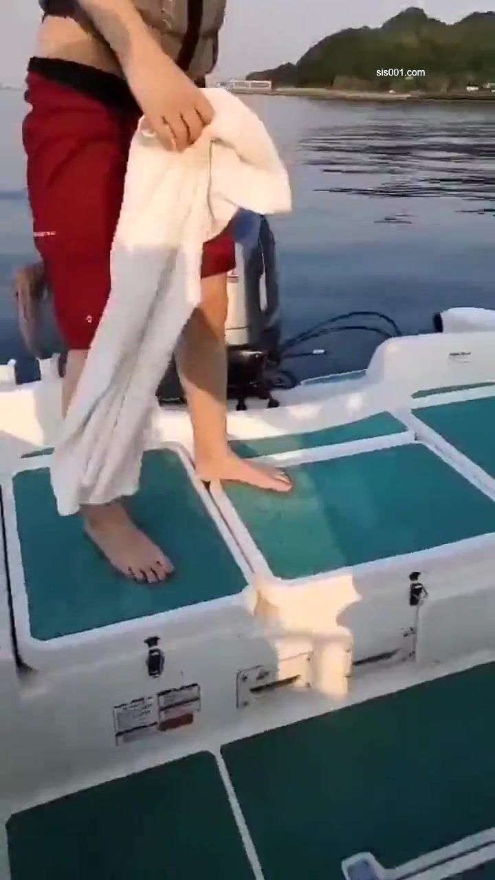 你们都是坏人 下次不跟你们出来玩了 人家换个内内还要看逼看奶