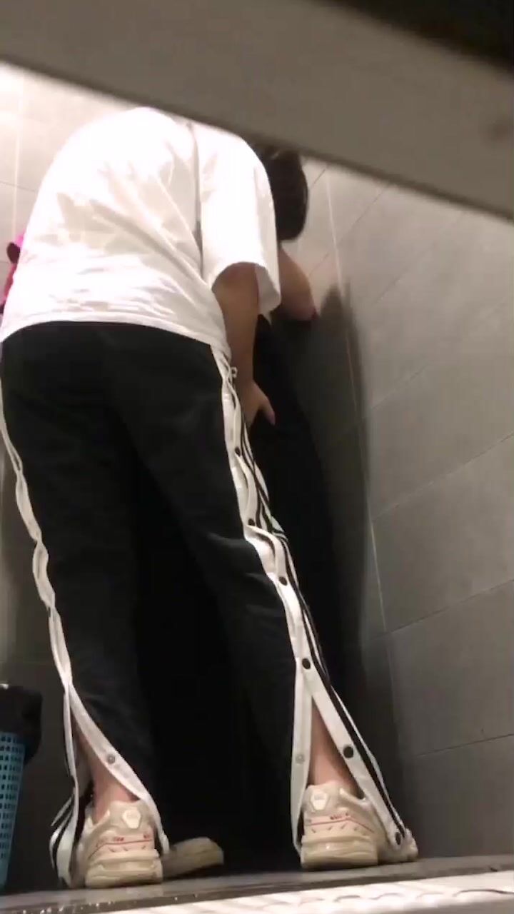 女厕两个小女生躲在厕所探讨身体奥秘,衣服脱光了用手指插插用嘴吸奶头,