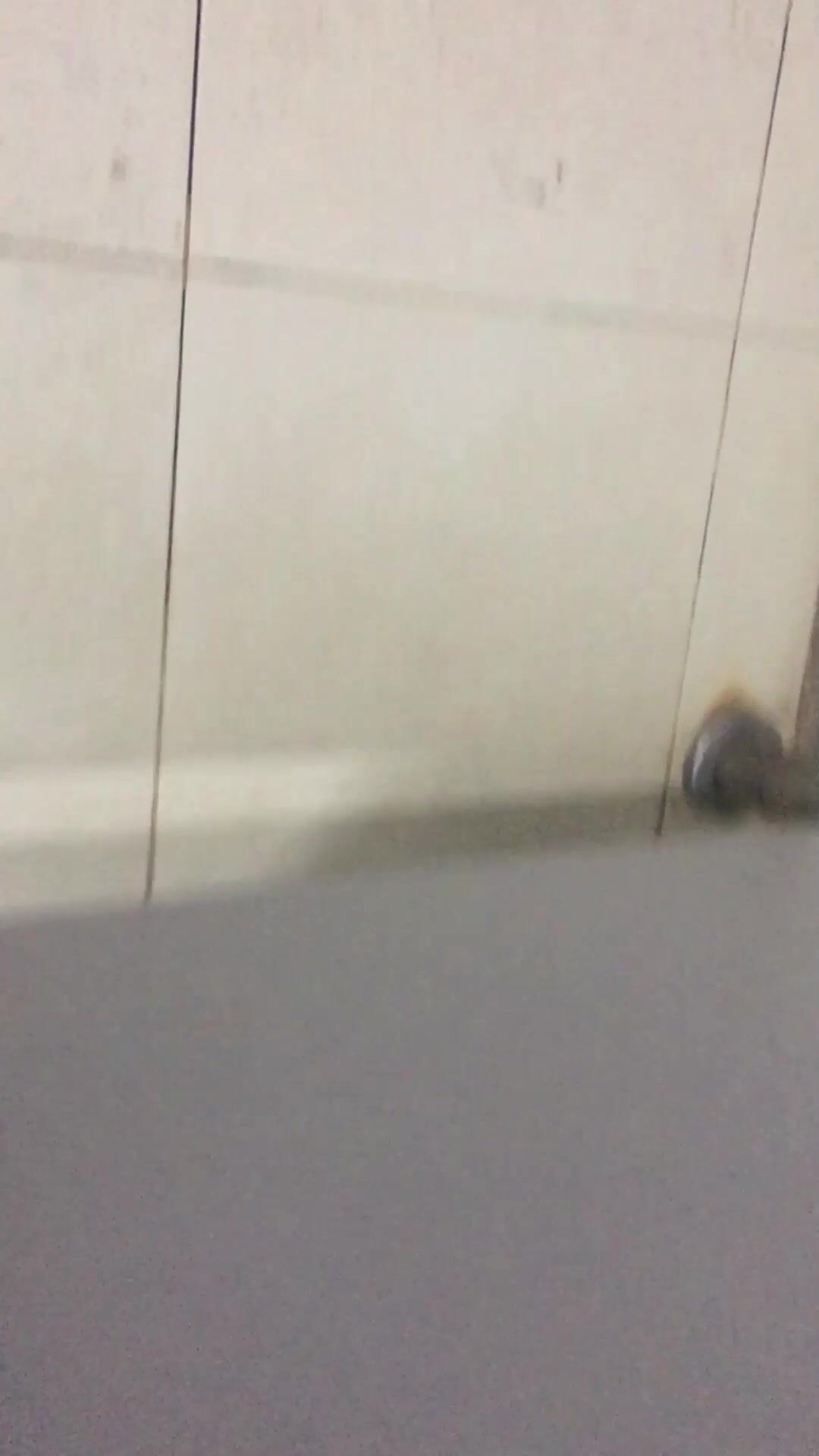 大神潜入大学女生宿舍偷窥两个妹子一起洗澡,相互帮着搓背