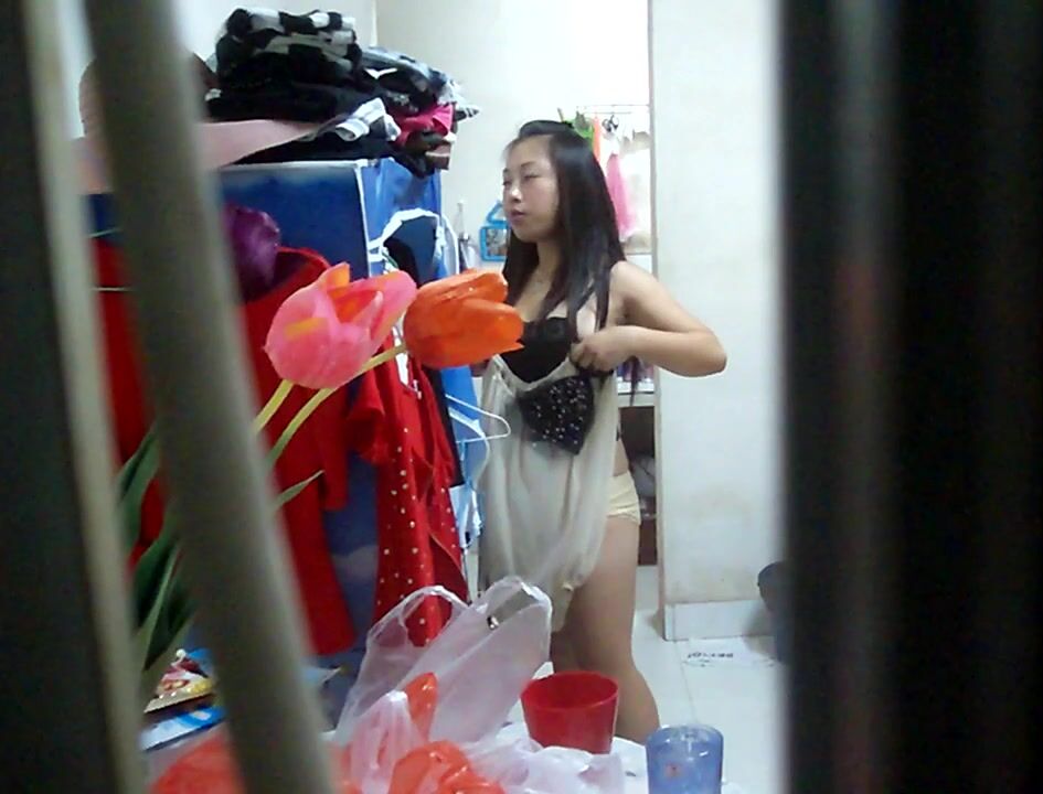 女工宿舍窗户缝偷窥两个妹子洗澡换衣服