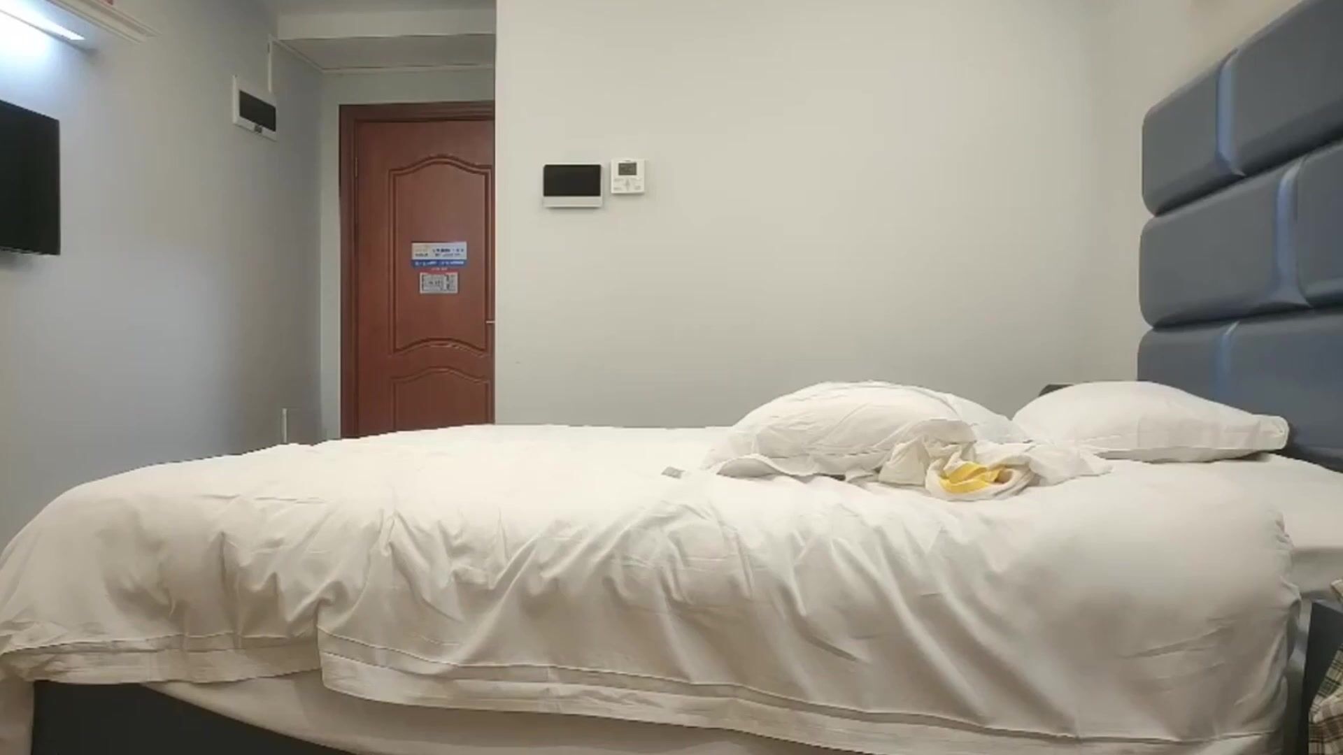 大奶美少妇吃鸡啪啪 快点受不了再帮你吹一下 啊啊大鸡吧操着就是舒服 真的好爽 被操的奶子哗哗 呻吟不停 一身香汗