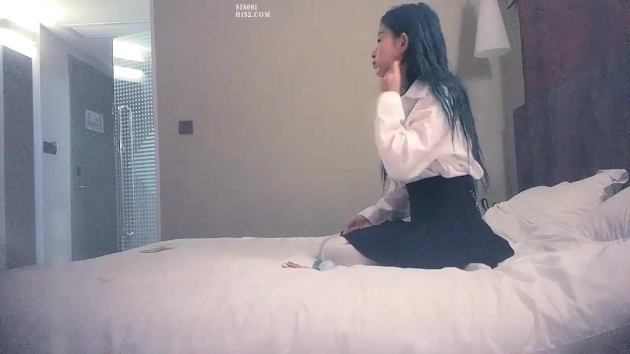 娇小玲珑小美女约到酒店坐在腿上爱抚挑逗 黑裙白丝好性奋 啪啪猛力插入耸动撞击