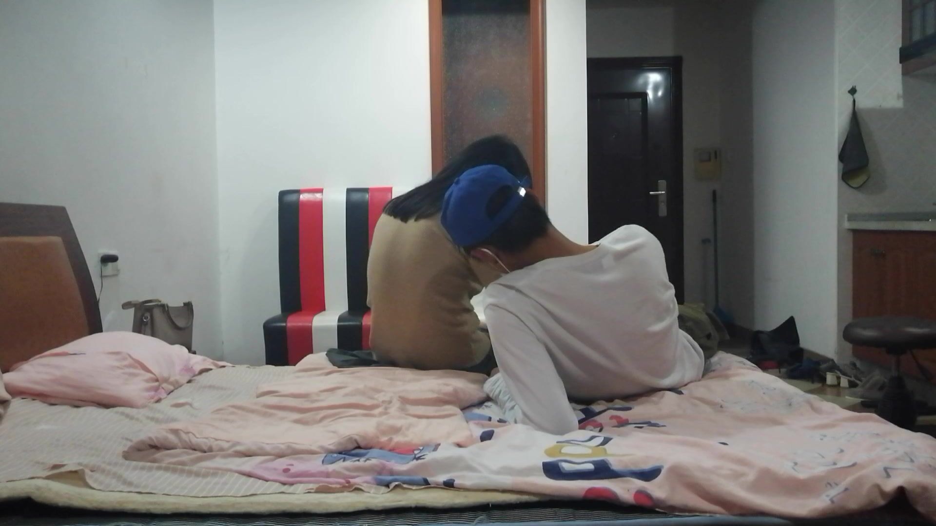 嫖娼男殊不知遇上人妖：插一下插一下嘛，摸几下屁股还不让摸，我手洗了，隔着内裤插两下算了嘛