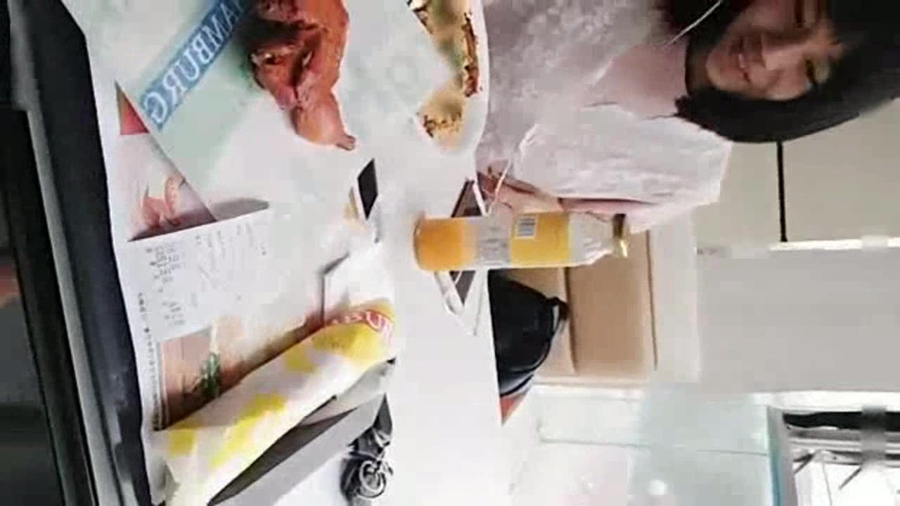 小哥餐桌上请短发妹子吃烧鸡 桌下要看她的无毛光板肥鲍鱼