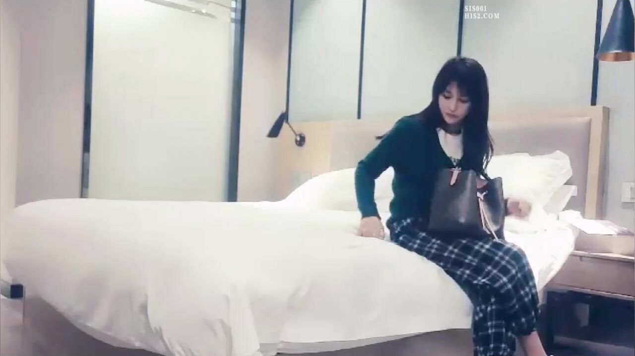 小姐姐温柔贤淑约到酒店脱光光身材挺不错 白皙大长腿按着脑袋鸡巴进出吞吐硬邦邦从后面狠狠抽插操