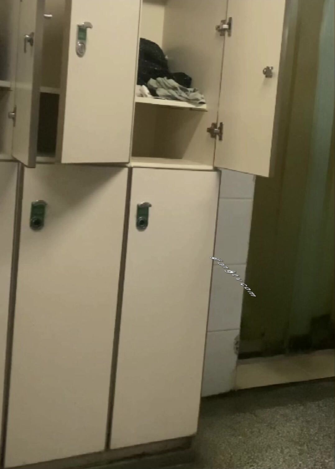 学校浴室保安暗藏摄像头偷窥多位学生妹洗澡换衣服 (4)