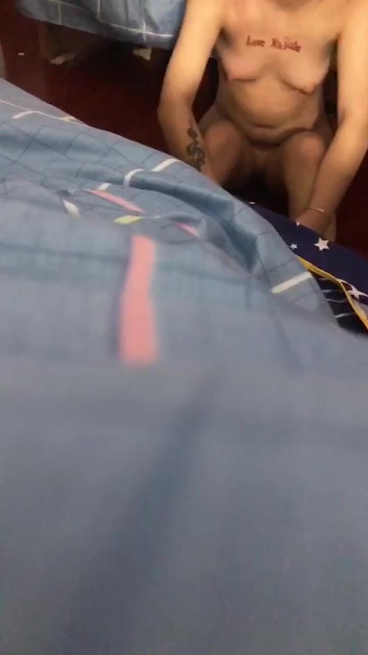 学校纹身大姐大落单被仇家盯上强迫脱光衣服自己往逼里灌水