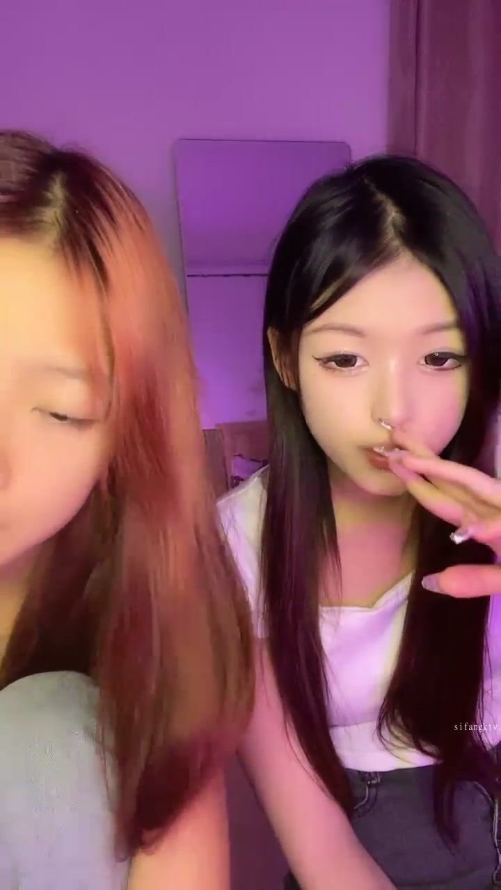 推荐！两个刚成年学生【涵涵和璐璐】刚下海就被干了，懵懂的眼神，少女的肉体，无套内射 (5)
