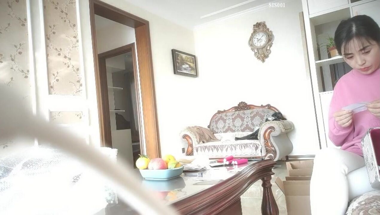 极品美少妇半裸露出下体打扫卫生边做饭边操穴，这销魂美景真是妖娆 男人挡不住猛力不停操穴尽情释放享受