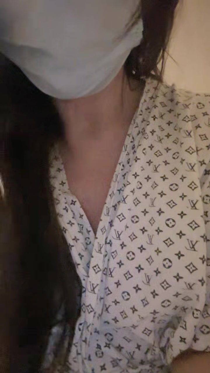 极品美臀骚货！逼里塞跳蛋！找技师按摩，翘起肥臀特写，被技师疯狂揉穴，振动棒抽插猛扣