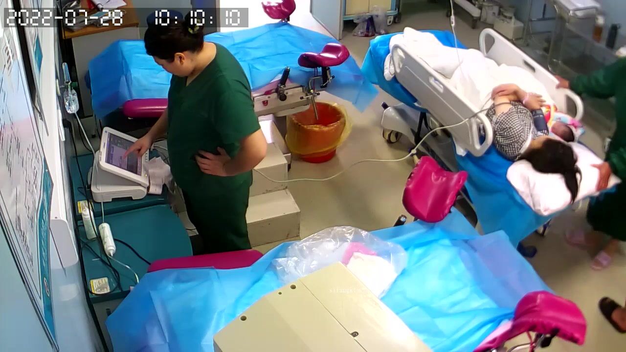 最新流出私房售价70元的国内医院妇产科摄像头监控02年7月孕妇分娩手术高清偷拍视频流出 (5)