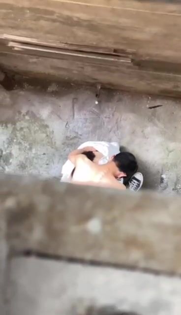 某大学情侣情欲来了偷跑到小巷子里面艹逼，没想到头顶上有人被偷拍，女主很漂亮，吃鸡技术一流！ (1)