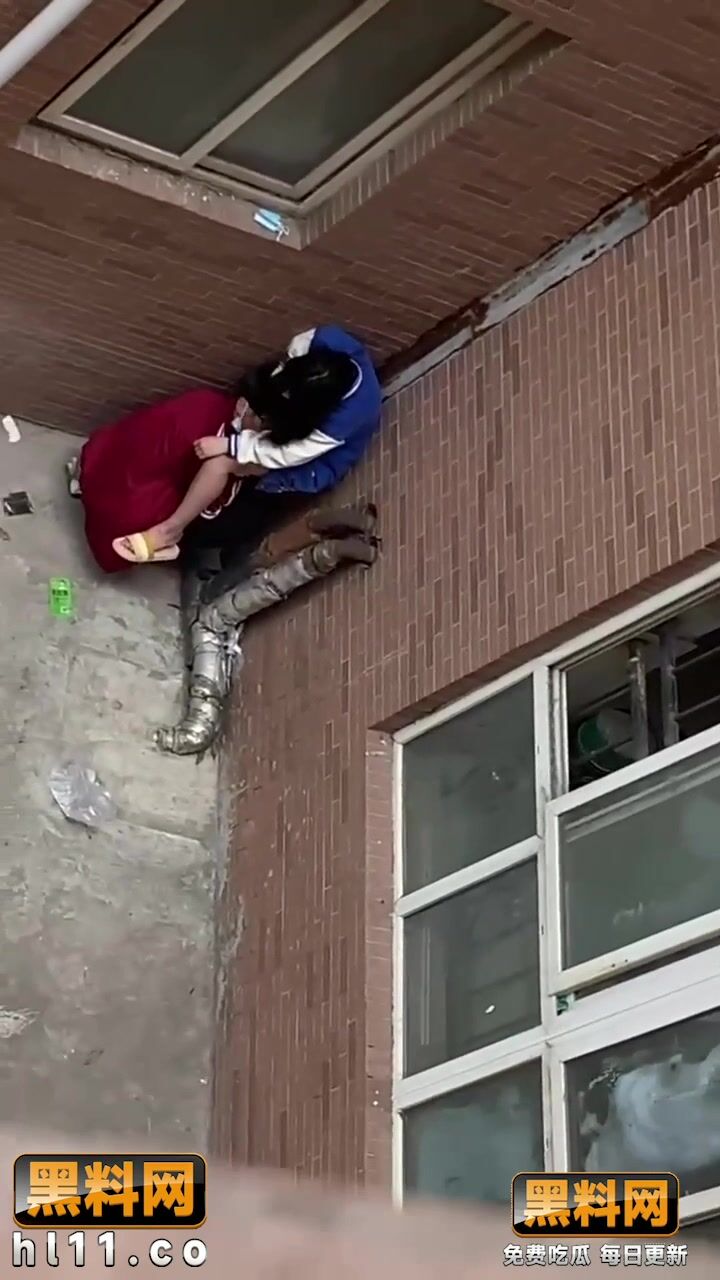 校园一情侣角落深情热吻插逼被偷拍，现场拍摄后男子还要继续舔！