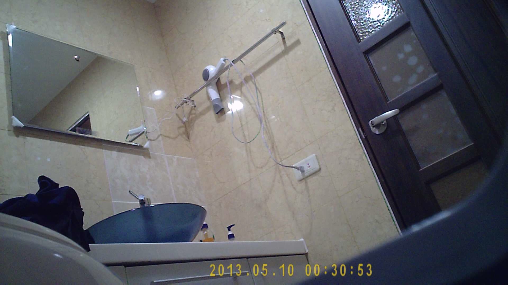 无印精品TW女中极品短发小美眉 脱光衣服到洗澡然后穿衣全过程 (2)