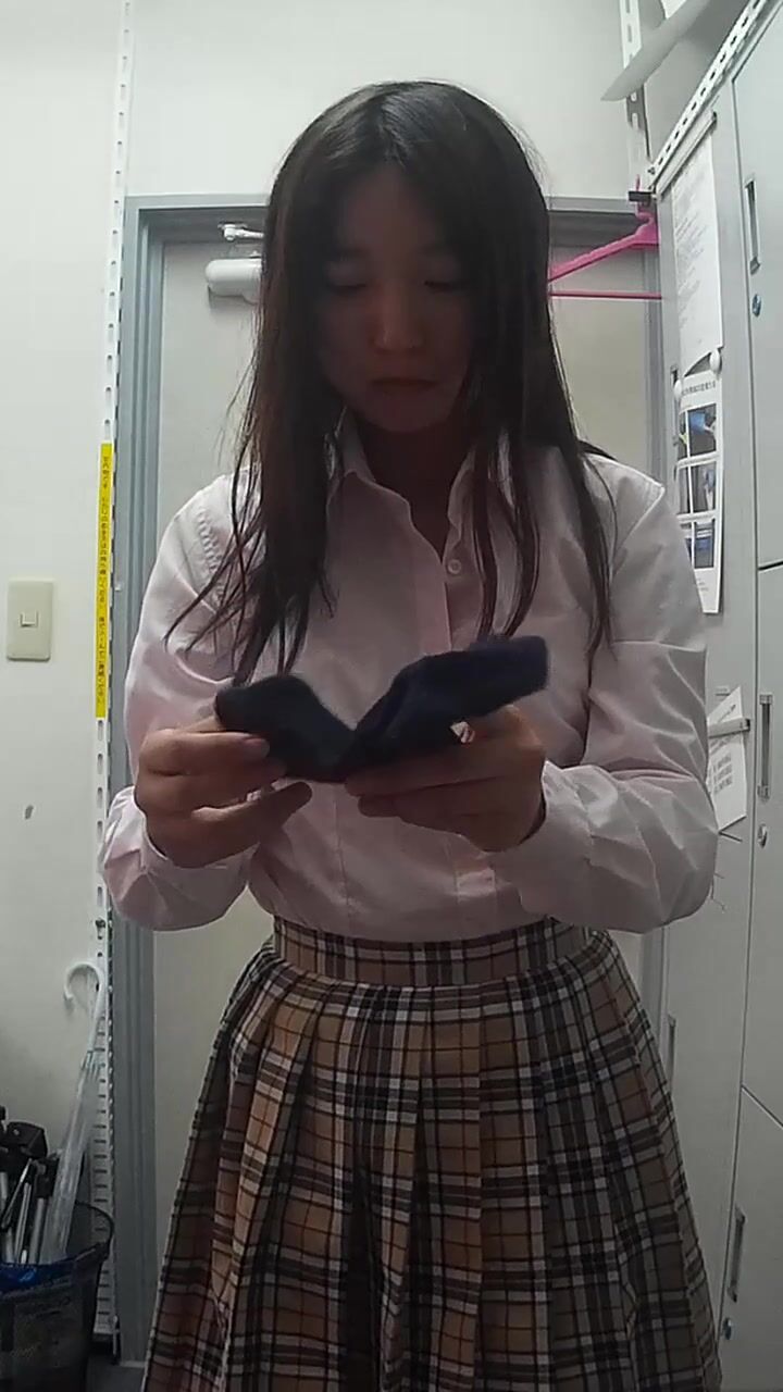 清纯外表婴儿肥小嫩妹换衣服全程被偸拍年轻发育中的身体好有诱惑力