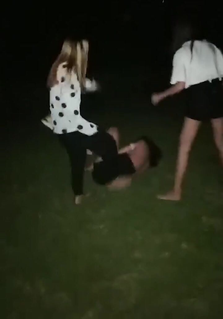 无印精品 技校女生打架挺厉害,把另一女生眼睛都打肿了 ,还强迫她脱光衣服