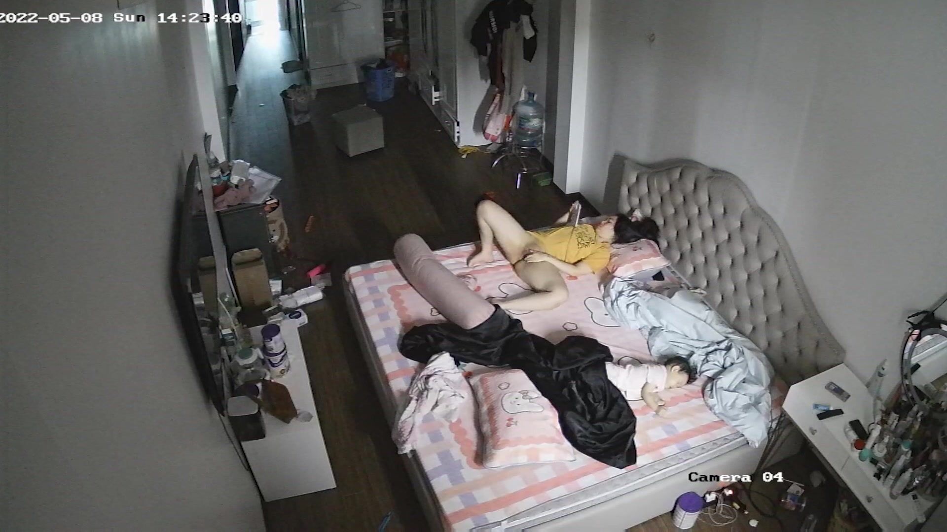 极品微毛粉嫩馒头逼户型学生妹睡前看色色视频勾起性欲,脱光内裤手淫