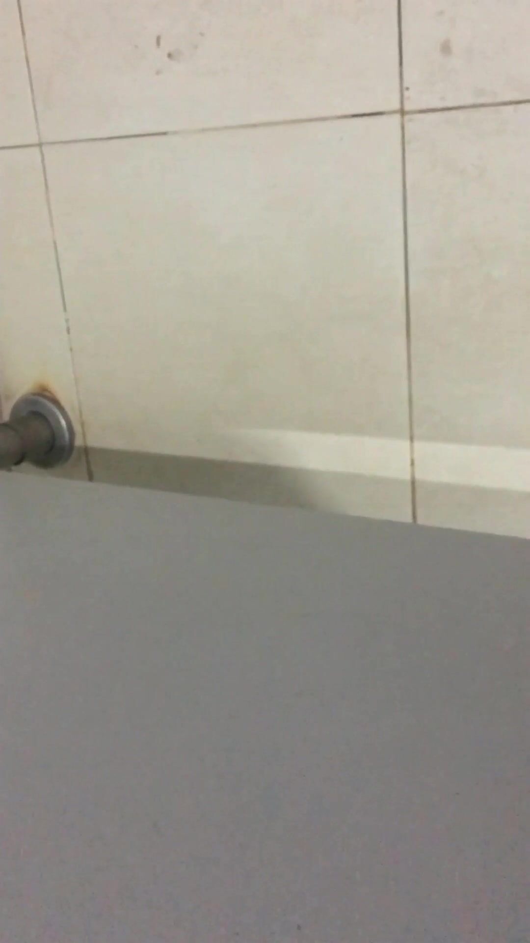 浴室隔板偷拍形影不离的两姐妹一起洗澡,看看谁的奶子大一些.附带生活照