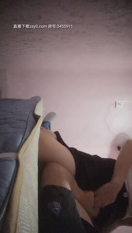 李老湿勾搭按摩店小妹，不正规的按摩为了大哥的鸡巴，衣服都没脱就干上了，小哥持久力很强小骚逼给撸射