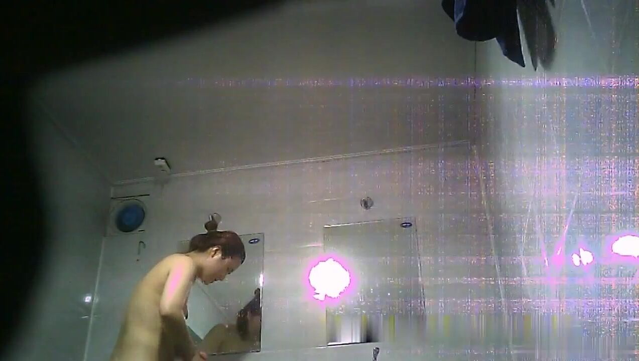 LG电子厂管后勤的男主管在女工浴室偷装监控偷拍几个身材不错的漂亮女工洗澡