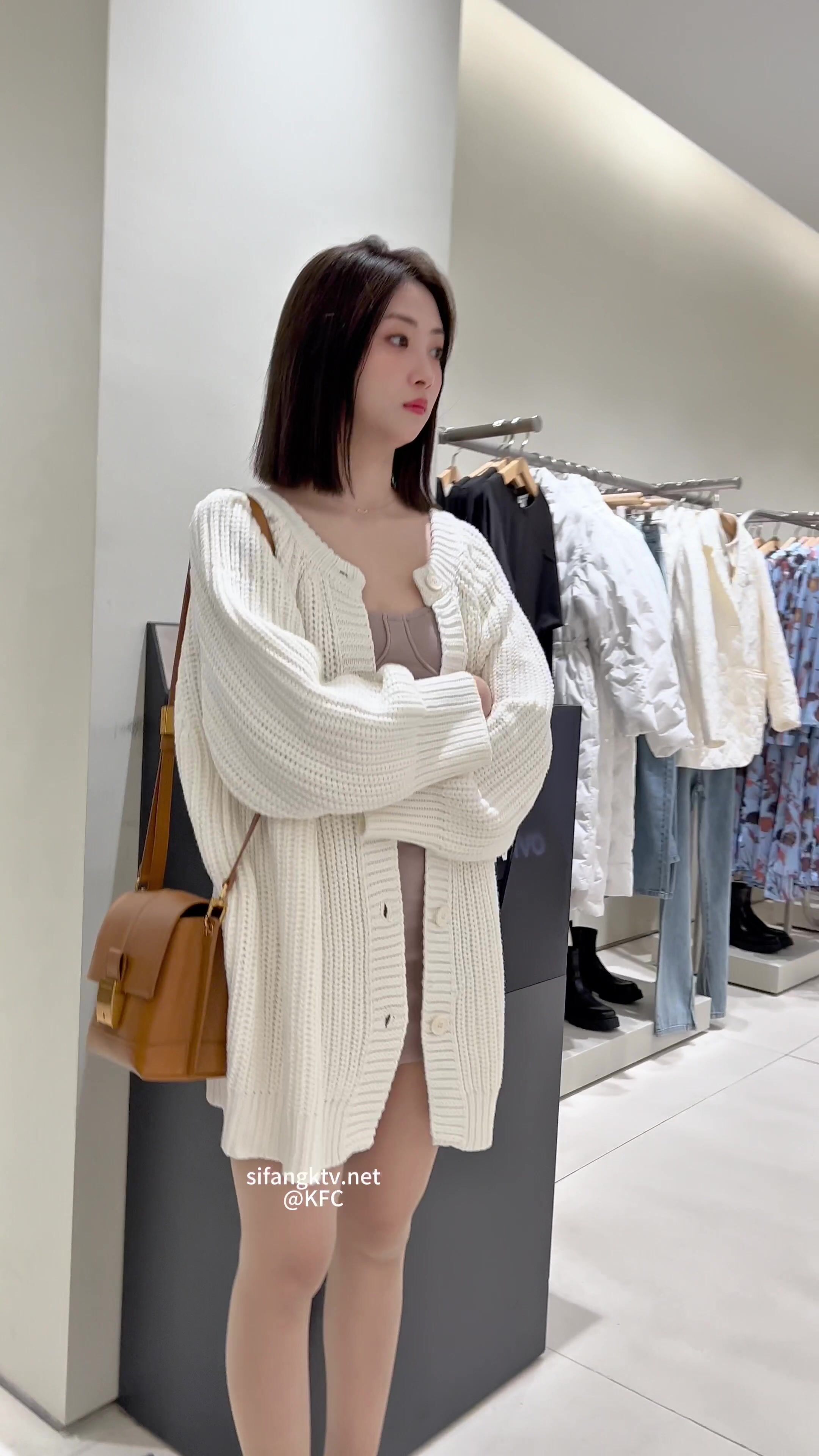 【KFC】精品街拍极品气质美女和闺蜜逛街。肉色丝袜淡紫色内内