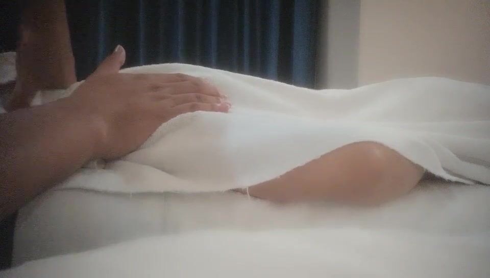 【推油少年】良家人妻的私密生活，罕见露脸了，姐姐真是懂享受，水汪汪的穴被爱抚和满足，推荐