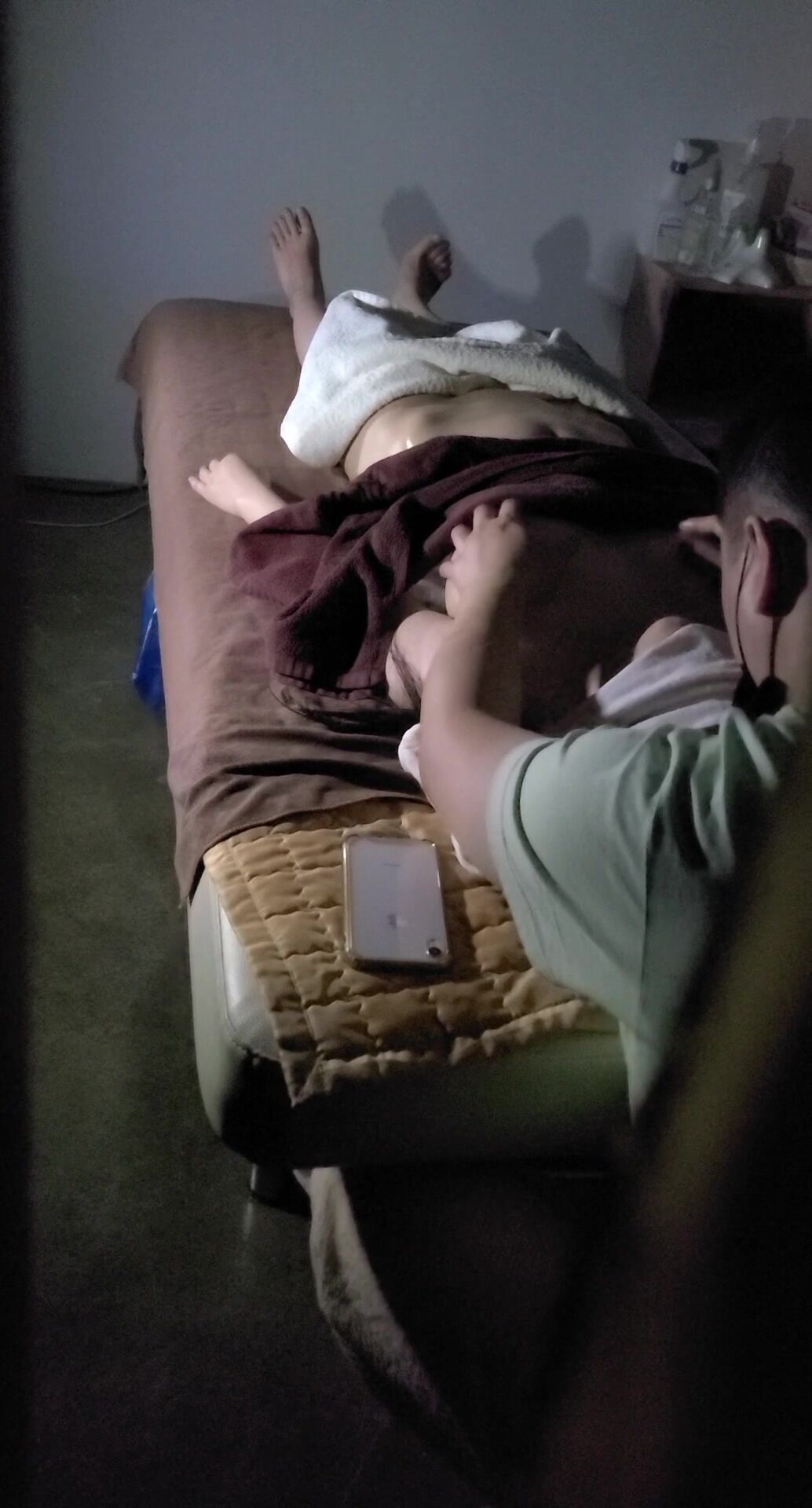 【按摩院春情】极品爆乳白富美私密Spa 全裸精油闭目享受 男技师爱抚挑弄 乳粒阴蒂按摩 爽翻心里美滋滋