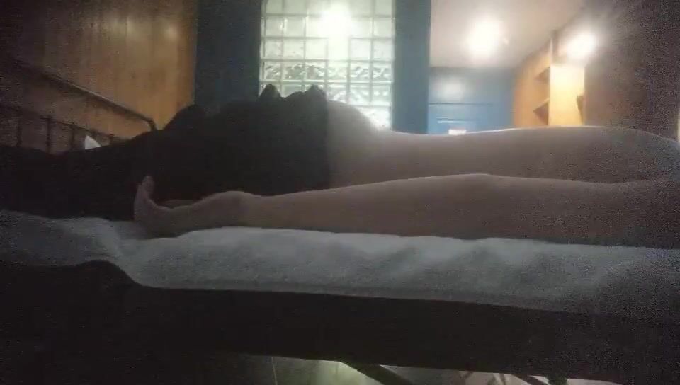 【推油少年】良家人妻的私密生活，罕见露脸了，姐姐真是懂享受，寂寞的心灵和肉体都得到了安抚！