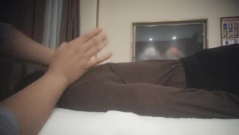 【推油少年】良家人妻的私密生活漂亮小姐姐，只肯露半个屁股，另一个姐姐就放开了，还让操一操！ (2)