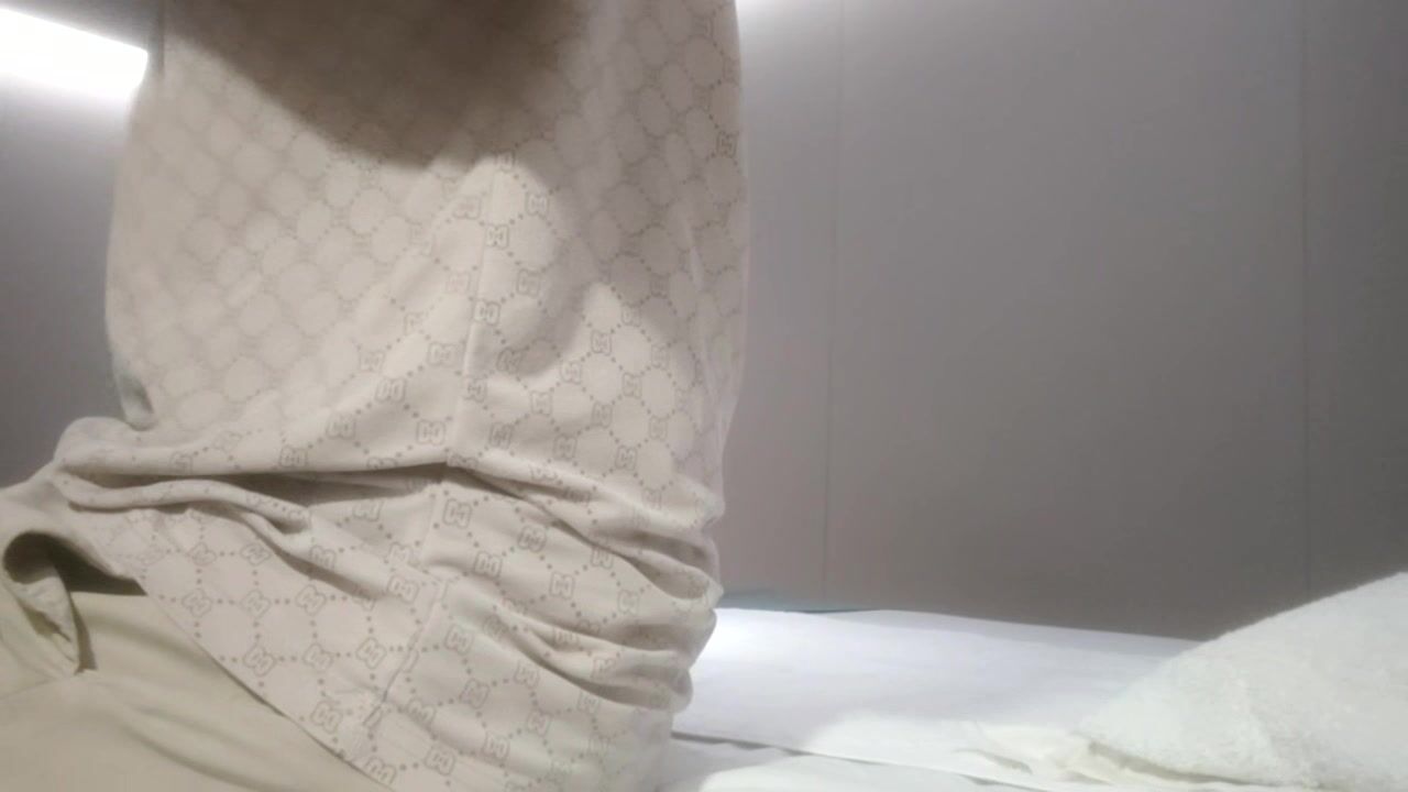 【小小寻欢】会所熟女技师服务，大奶子骑在身上，推背按摩，乳推舔被毒龙转，揉奶撸射
