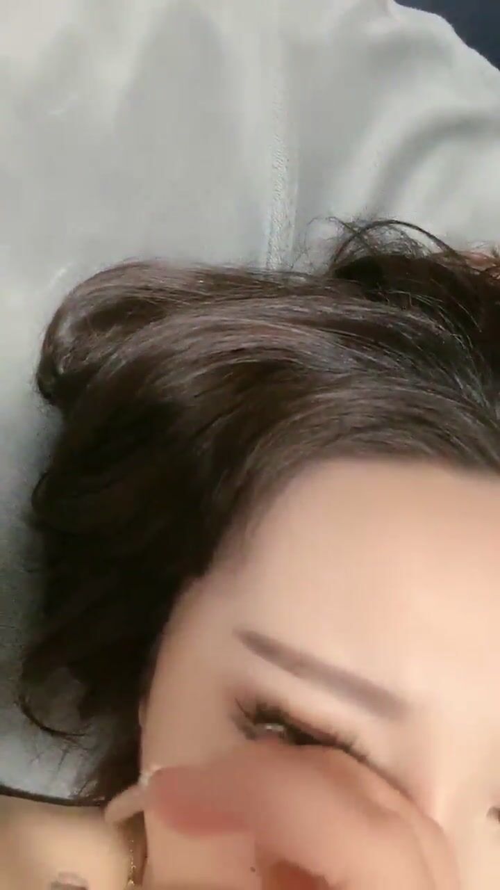 G奶女神！奶子大的吓死人而且雪白~【糖糖豆豆】女神终于被干啦！扶腰骑乘  (4)