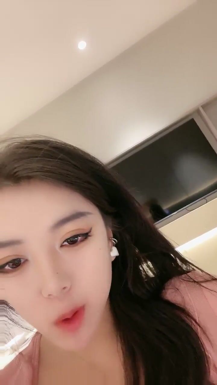 80万人气主播~极品身材圆圆的奶子性感的肥臀 逼毛稀疏 土豪酒店约啪~锁喉捂嘴爆虐~无套内射 潮拼 (2)