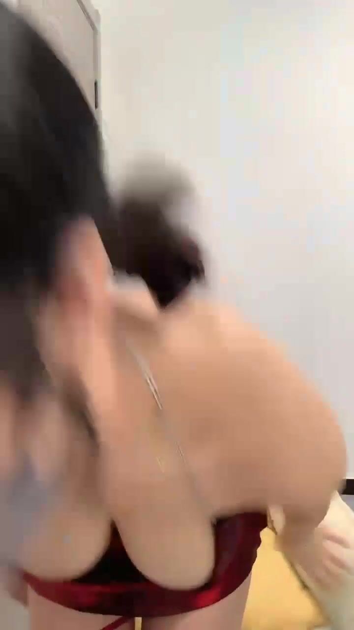 D罩杯极品美乳！短发气质美女！难得大尺度女同大战，穿戴假屌操逼，骑乘位大奶晃动，美臀狠狠操