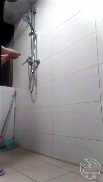 5偷拍大嫂洗澡，纹身翅膀真实让人想入非非