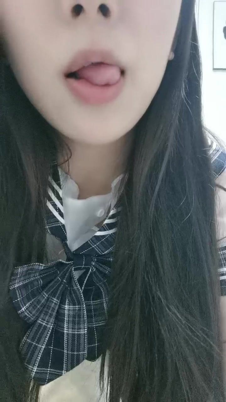 19极品尤物学生妹，黑框眼镜非常清纯，吸吮手指骚起来，肉感身材，顶级大肥臀，翘起摇摆