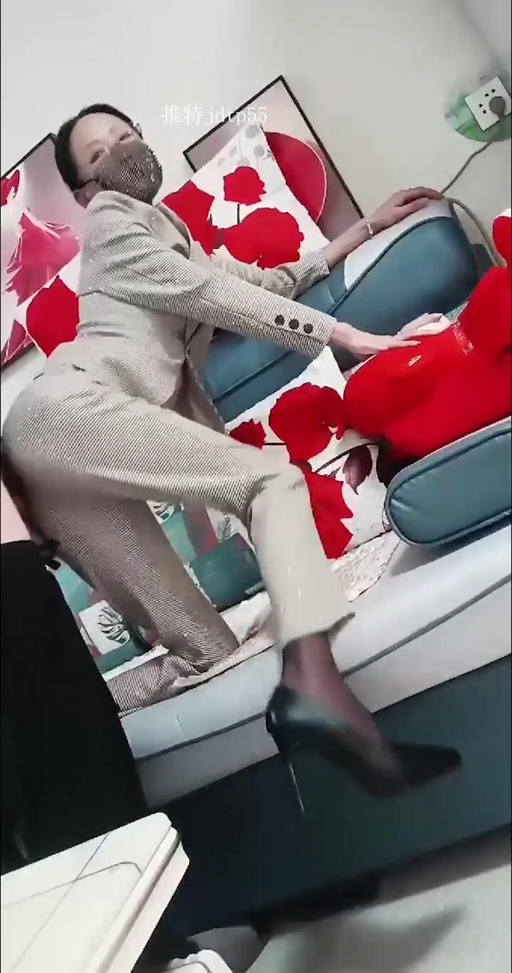 70后美妈妈 ·不惧时光优雅到老：粉丝弟弟的肉棒好粗好长，插到妈妈的花心了，射了好多！