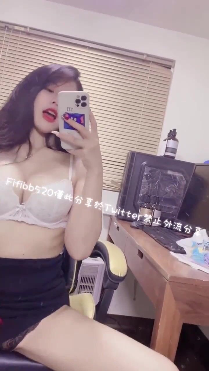 《台湾情侣泄密》某推百万粉丝级网红波衣高级VIP会员福利流出