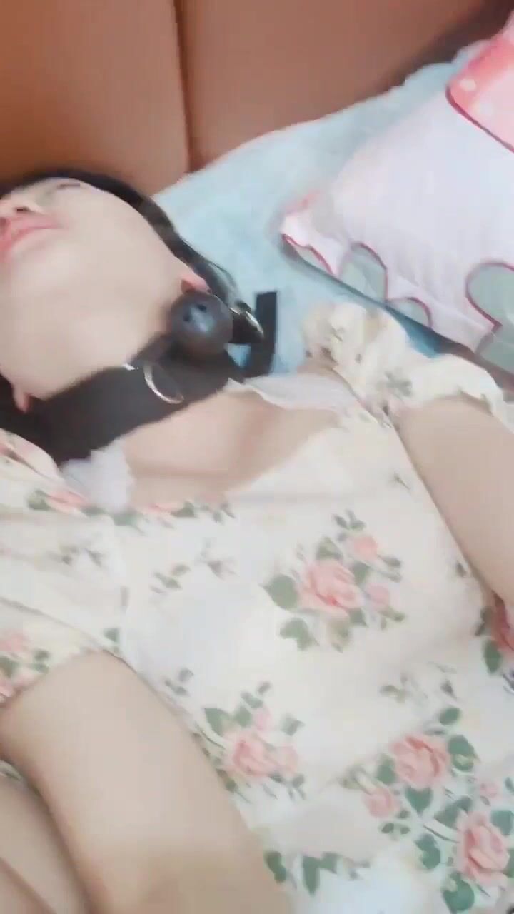 《百度云泄密》极品少妇和相好的在家里偷情穿上情趣丝袜和高跟鞋被各种道具玩B (1)