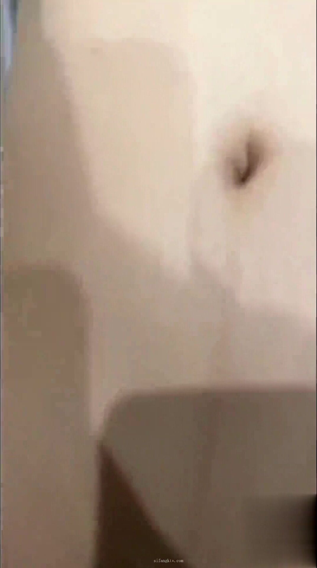 《姐弟乱伦》我看着姐姐那双被撕破的黑丝美腿由于酒精的刺激我一下子抱着我姐扑倒在她房间的床上1